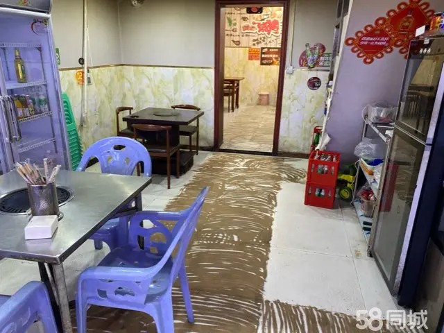 （转让）夜郎商城内旺铺转让，面积80平方左右，简装，转让费面议